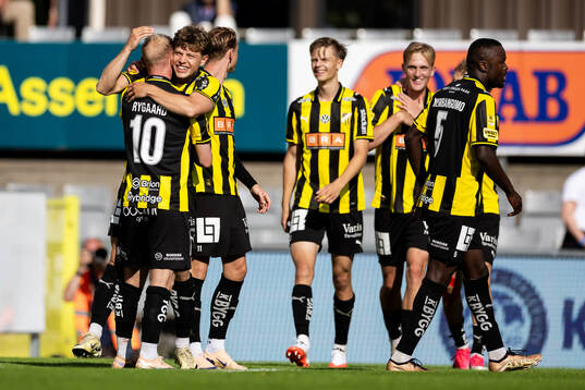 Häckens Gustav Lindgren jublar med lagkamrater