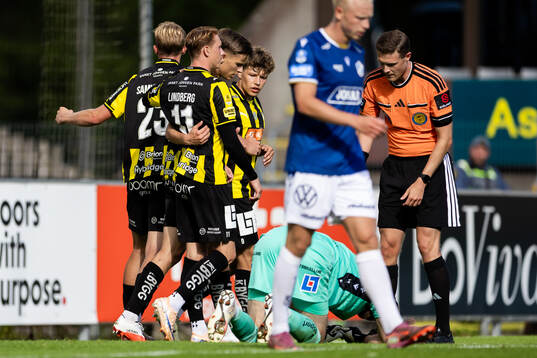 Häckens Gustav Lindgren jublar med lagkamrater