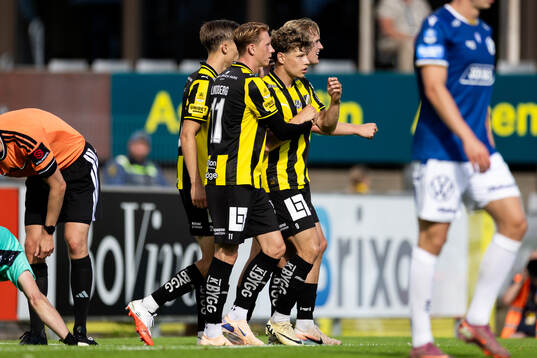 Häckens Gustav Lindgren jublar med lagkamrater