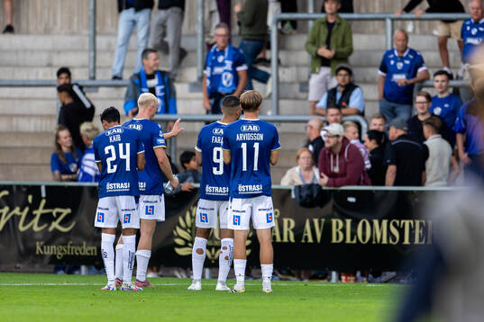 Halmstads spelare pratar med publiken