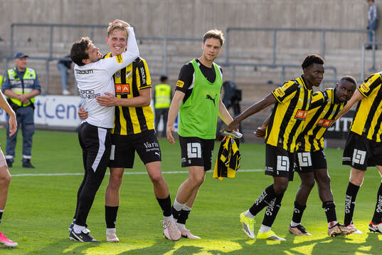 Häckens spelare jublar