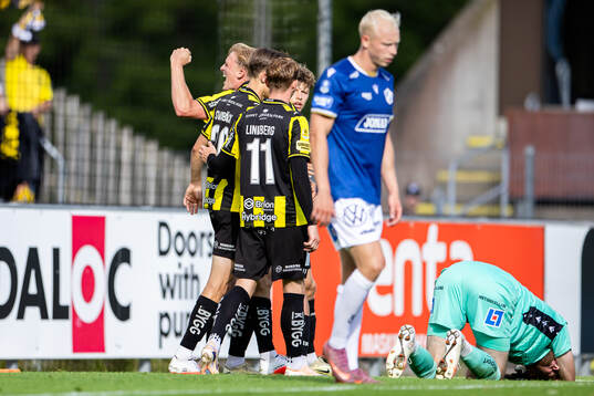 Häckens spelare jublar