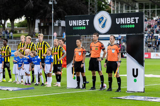 Domare Erik Mattsson med assisterande domarna Almira Spahic