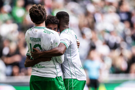 Hammarbys Tesfaldet Tekie jublar med lagkamrater