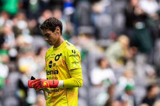 Degerfors målvakt Matvei Igonen deppar