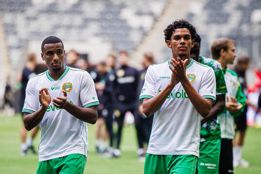 Hammarbys Paulos Abraham och Waylon Renecke applåderar