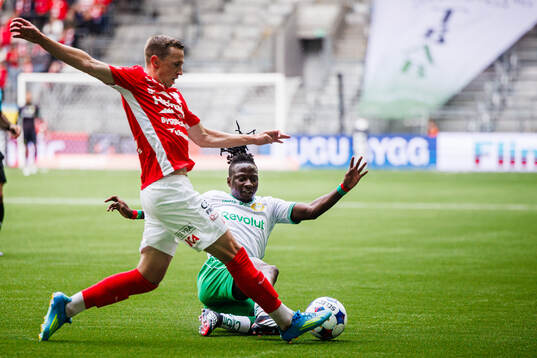 Degerfors Erik Lindell och Hammarbys Moise Elohim Victoire