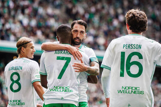 Hammarbys Paulos Abraham och Nahir Besara jublar