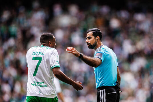 Hammarbys Paulos Abraham och domare Mohammed Al-Hakim