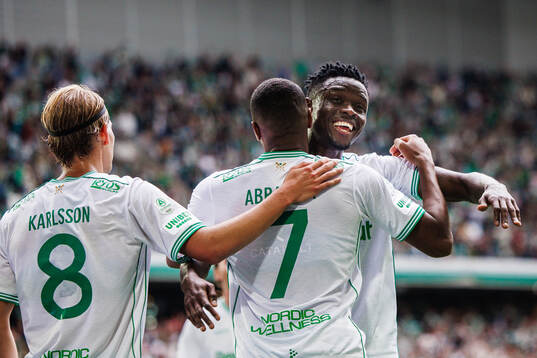 Hammarbys Paulos Abraham jublar med Markus Karlsson och