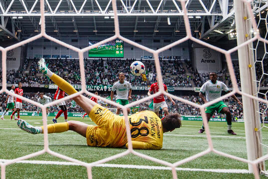 Degerfors målvakt Matvei Igonen och Hammarbys Paulos