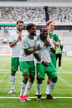 Hammarbys Tesfaldet Tekie och Frank Junior Adjei jublar
