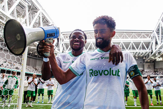 Hammarbys Frank Junior Adjei och Tesfaldet Tekie jublar