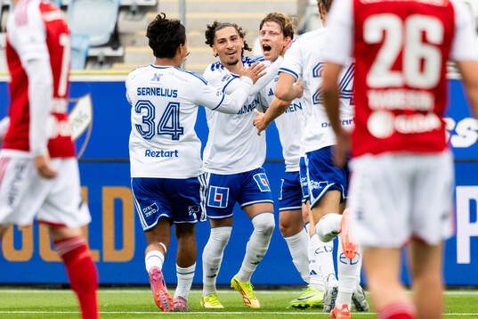 IFK Norrköpings Alexander Fransson jublar med lagkamrater