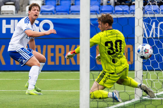 IFK Norrköpings Alexander Fransson och Sandvikens målvakt