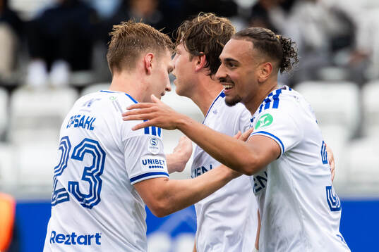 IFK Norrköpings Moutaz Neffati jublar med lagkamrater