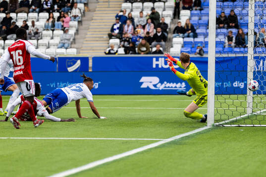 IFK Norrköpings Moutaz Neffati och Sandvikens målvakt