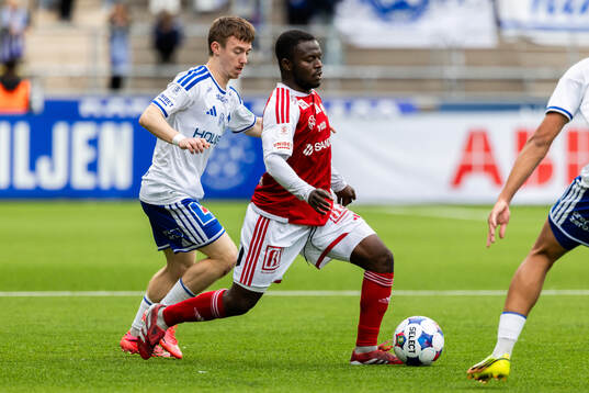 IFK Norrköpings Ryan Nelson och Sandvikens Mohammed Sadat