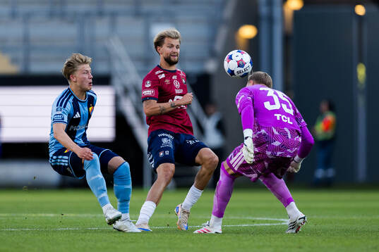 Örgrytes William Hofvander och Djurgårdens målvakt Jacob