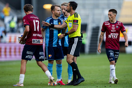Djurgårdens Jacob Une får gult kort