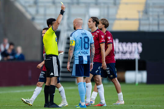 Domare Granit Maqedonci ger Djurgårdens Adam Ståhl ett