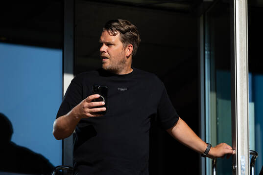 Örgrytes tränare Andreas Holmberg på läktaren