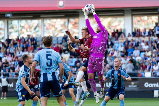 Örgrytes Sebastian Lagerlund och Djurgårdens målvakt
