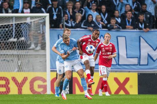 Malmö FFs Jens Stryger Larsen och Kalmars Abdussalam