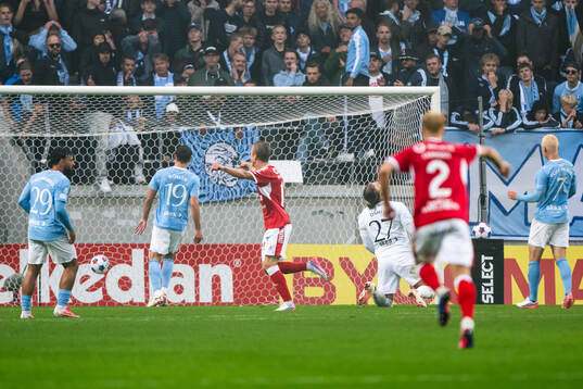 Kalmars Charlie Rosenqvist jublar vid 2-1