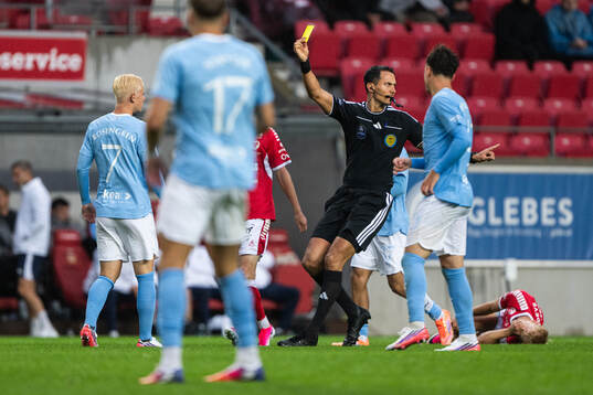 Malmö FFs Otto Rosengren får gult kort