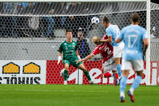 Kalmars målvakt Jakob Kindberg, Victor Larsson och Malmö
