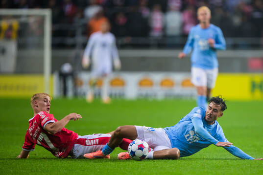 Kalmars Carl Gustafsson och Malmö FFs Adrian Skogmar