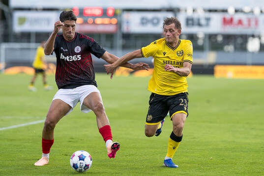 Gabri Cardozo of Lincoln Red Imps and Aki Samuelsen of