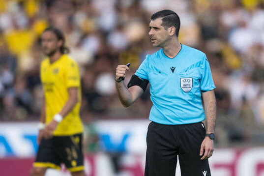 Referee Matthew De Gabriele