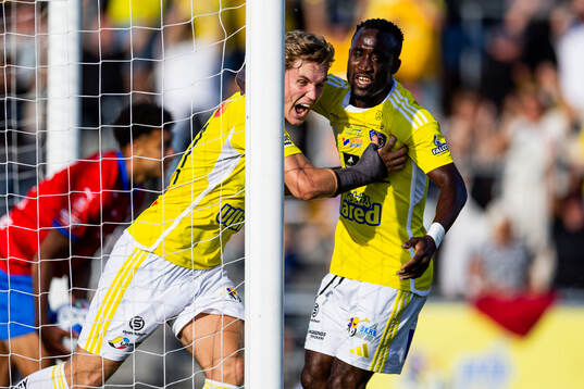 Falkenbergs Hampus Källström och Wanbe Godwin Aguda jublar