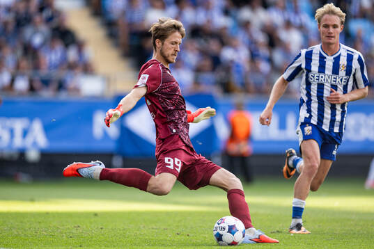Karl Vallner of Tallinna FCI Levadia and Max Fenger of IFK