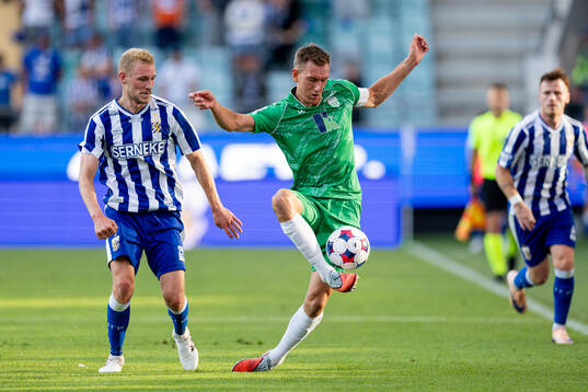 Adam Bergmark Wiberg of IFK Göteborg and Rasmus Peetson of