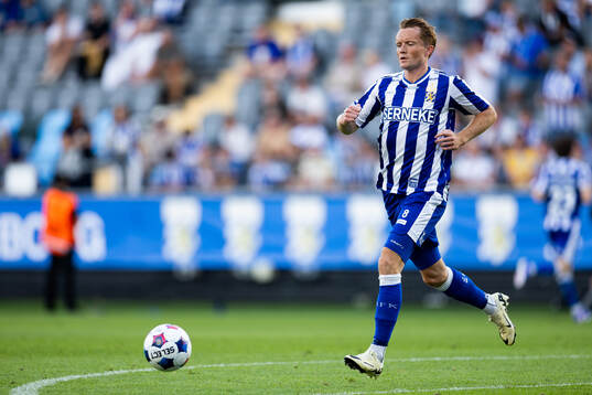 Sam Larsson of IFK Göteborg warming up