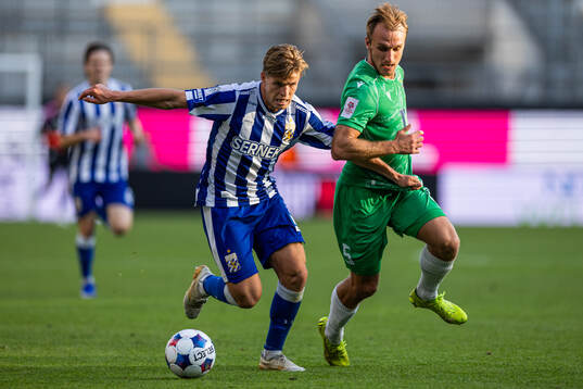 Felix Eriksson of IFK Göteborg and Mark Oliver Roosnupp of