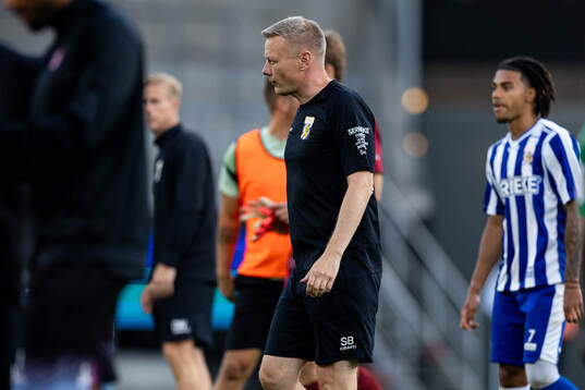 Coach Stefan Billborn of IFK Göteborg looks dejected