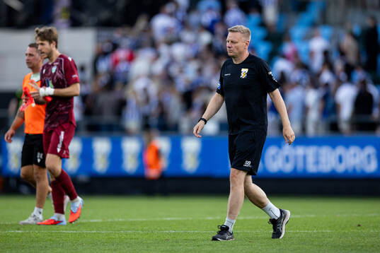 Coach Stefan Billborn of IFK Göteborg looks dejected