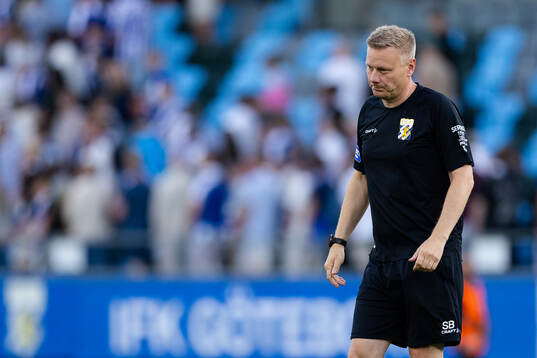 Coach Stefan Billborn of IFK Göteborg looks dejected
