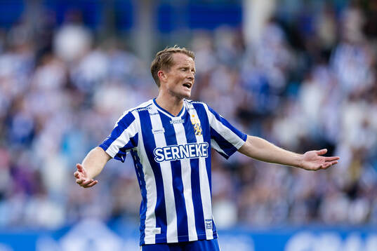 Sam Larsson of IFK Göteborg looks dejected