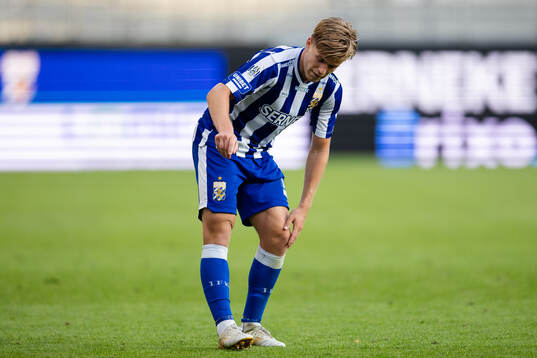 Felix Eriksson of IFK Göteborg gets injured