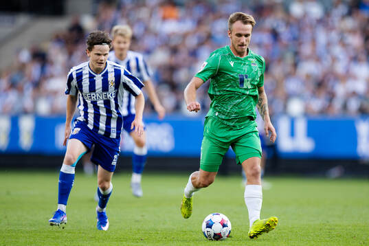 Kolbeinn Thordarson of IFK Göteborg and Mark Oliver