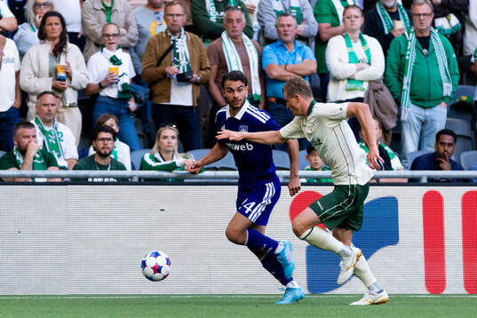 Enric Llansana of Anderlecht and Frederik Winther of