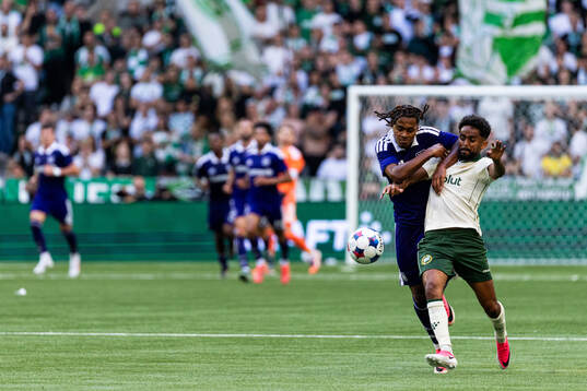 Jayden Onia Seke of Anderlecht and Tesfaldet Tekie of