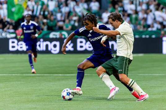 Jayden Onia Seke of Anderlecht and Hampus Skoglund of