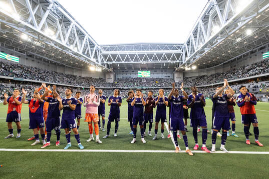 Players of Anderlecht thank supporters