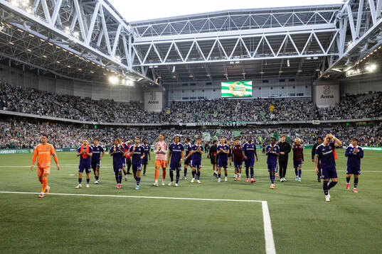 Players of Anderlecht thank supporters
